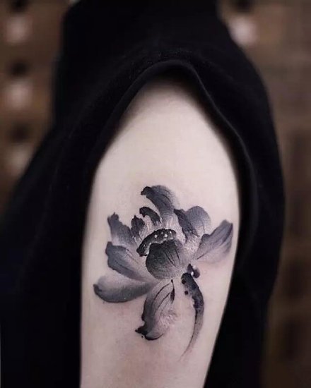 点击大图看下一张：一组花卉的水墨女生纹身图案