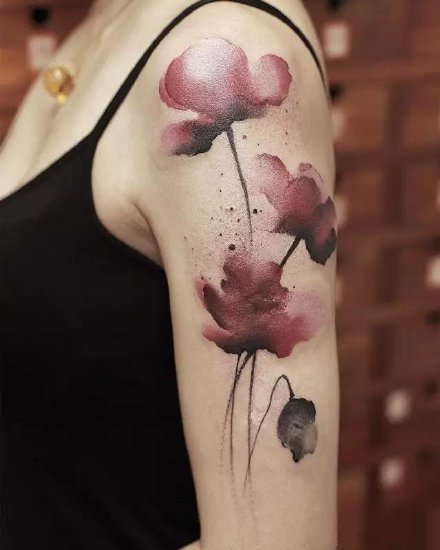 点击大图看下一张：一组花卉的水墨女生纹身图案