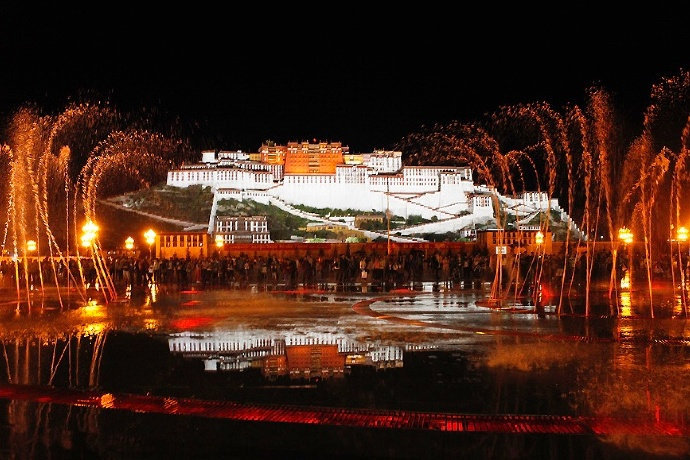 点击大图看下一张：布达拉宫的夜景，雪域高原上最宏伟的建筑