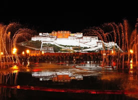 布达拉宫的夜景，雪域高原上最宏伟的建筑