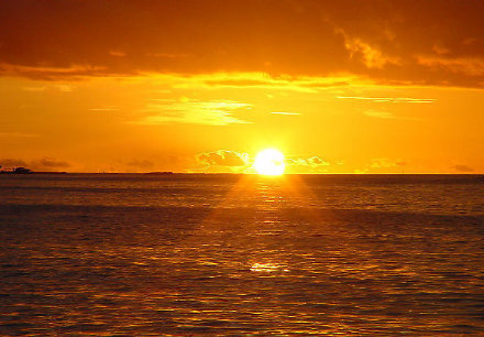 点击大图看下一张：迷人的海上日出图片