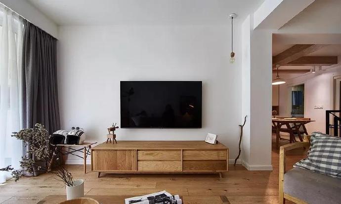 点击大图看下一张：简单刷漆的电视墙，搭配精致软装