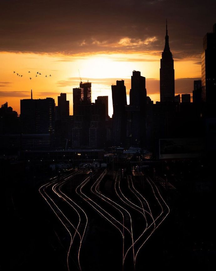 点击大图看下一张：黄昏的光，在城市编织一场光影游戏