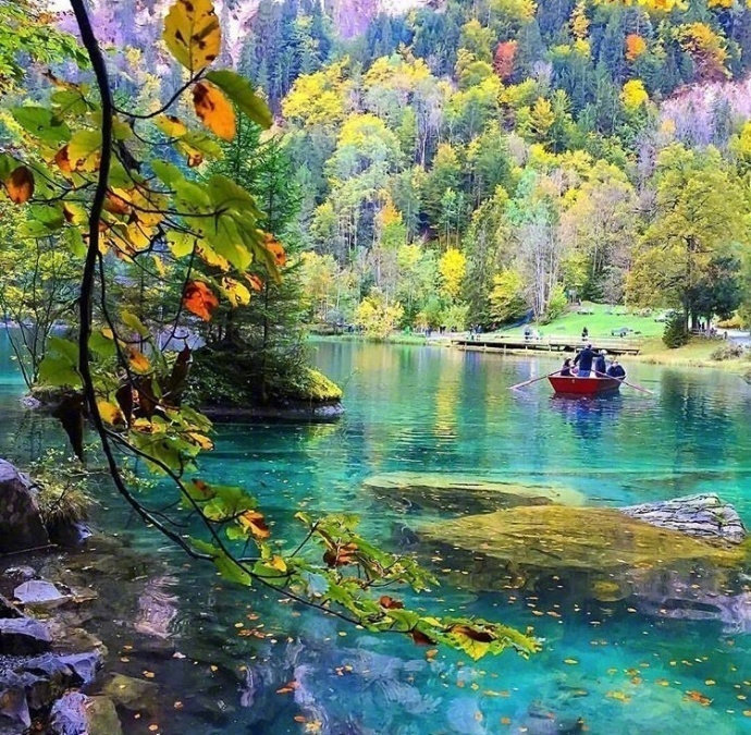 点击大图看下一张：蓝湖，堪称瑞士的“九寨沟”，太美了