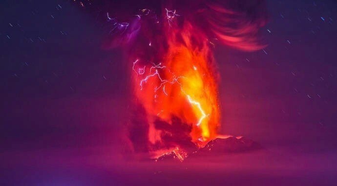点击大图看下一张：闪电与喷发的火山碰撞的瞬间 ​ ​​​​