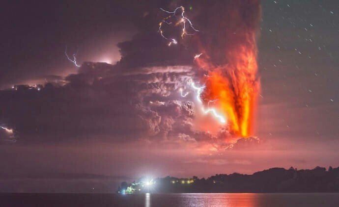 点击大图看下一张：闪电与喷发的火山碰撞的瞬间 ​ ​​​​