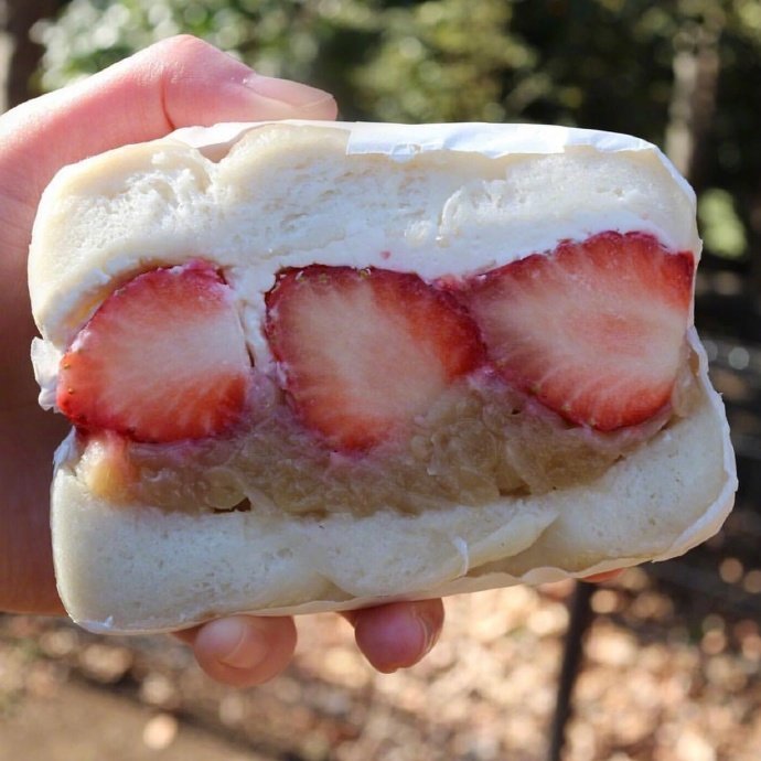 点击大图看下一张：好吃的草莓夹心三明治
