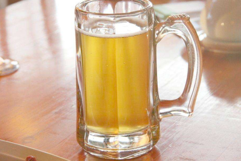 点击大图看下一张：装在杯子里的啤酒图片