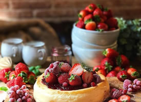 一组酸酸甜甜满满的草莓图片