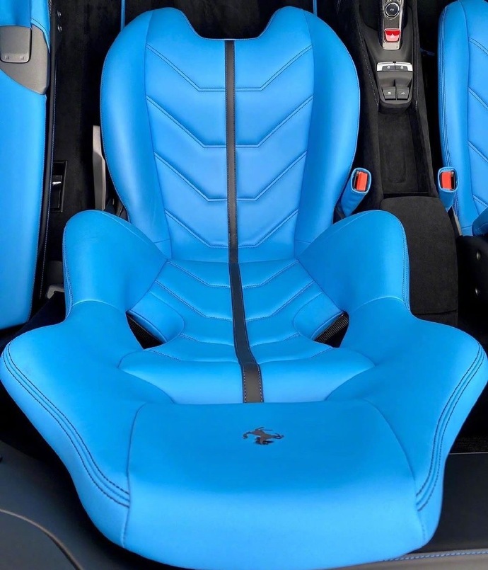 点击大图看下一张：天蓝色的法拉利座椅配色，好帅
