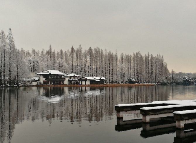 点击大图看下一张：杭州西湖下雪景色