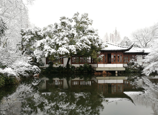 点击大图看下一张：杭州西湖下雪景色
