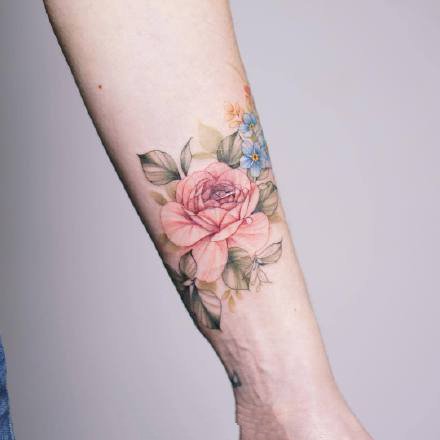 点击大图看下一张：一组小清新花卉彩色纹身图案