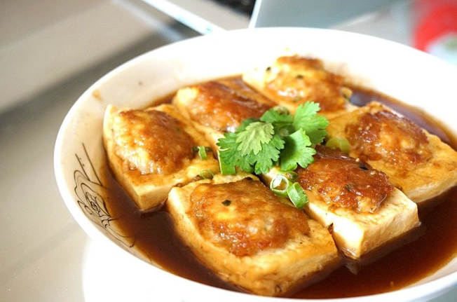 点击大图看下一张：经典粤菜客家酿豆腐美食图片
