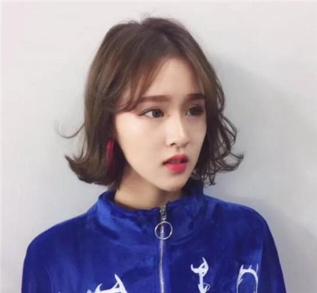 点击大图看下一张:发尾弧度修颜瘦脸的外翘烫发图片