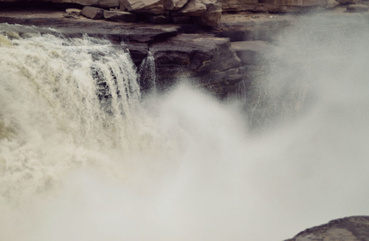 点击大图看下一张：著名的山西临汾壶口瀑布图片