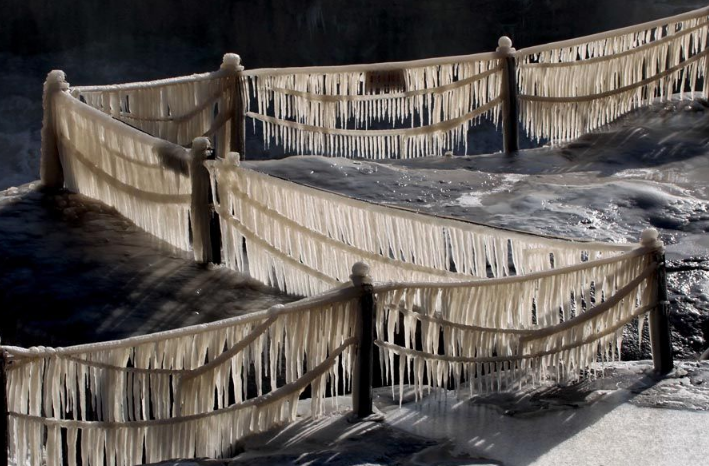 点击大图看下一张：著名的山西临汾壶口瀑布图片