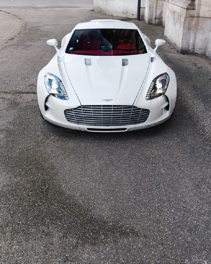 点击大图看下一张：Aston Martin One-77，完美帅气