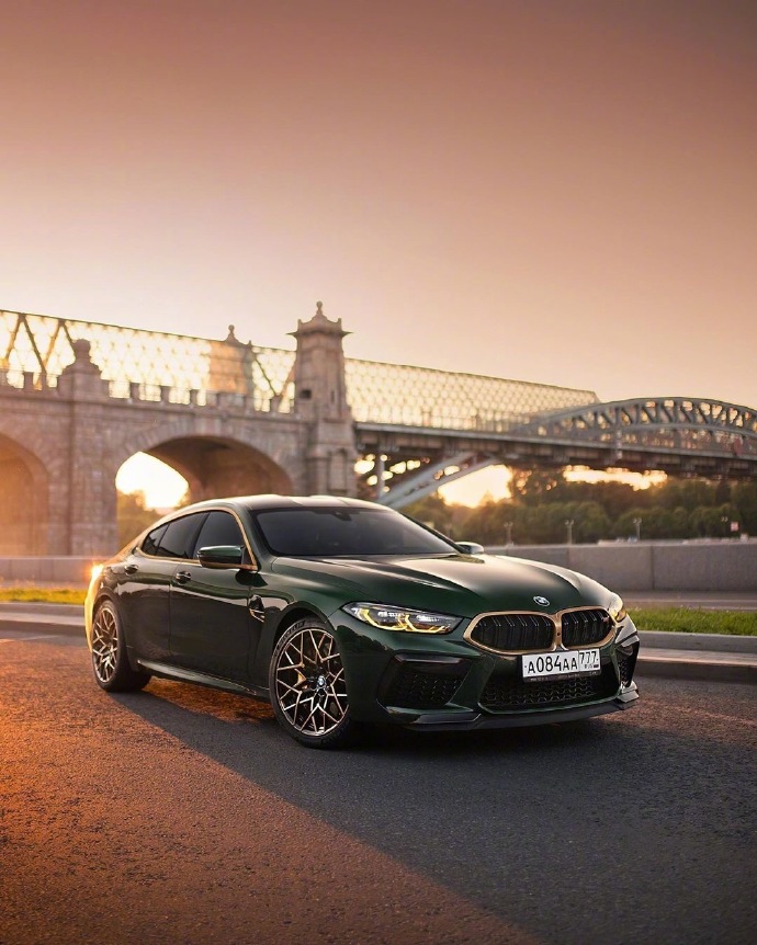 点击大图看下一张:一套宝马M8 first edition 1 of 400大片