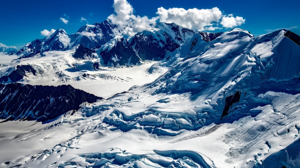 点击大图看下一张：壮观巍峨的雪山风景电脑壁纸