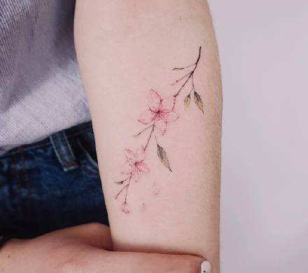 点击大图看下一张：一组小清新手臂花卉纹身