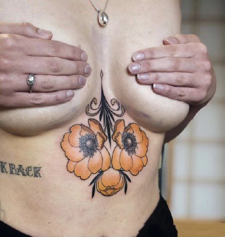 点击大图看下一张：一组性感胸花纹身图案欣赏
