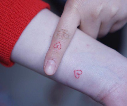 点击大图看下一张：一组手指上的小清新简约纹身图案