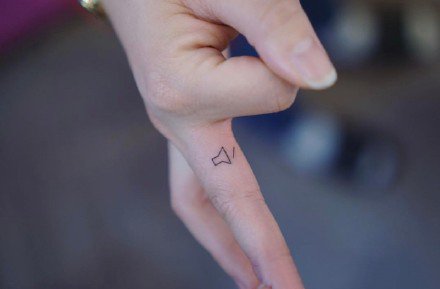 点击大图看下一张：一组手指上的小清新简约纹身图案