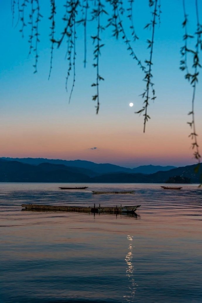 点击大图看下一张：泸沽湖的天，总是那么蓝