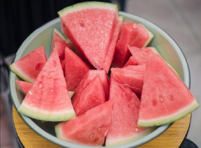 点击大图看下一张：一组夏日必吃的西瓜图片
