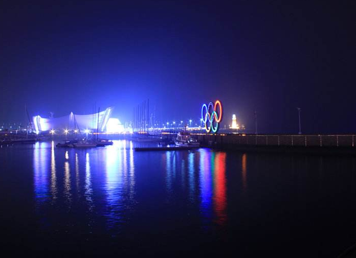 点击大图看下一张：五彩缤纷的青岛夜景图片