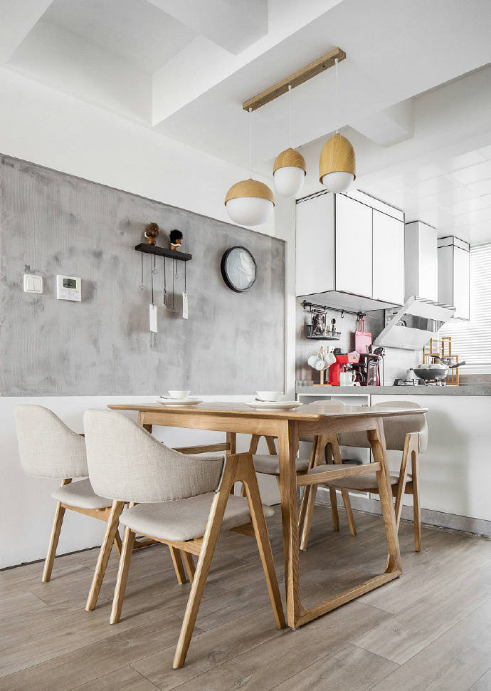 点击大图看下一张:原木色与高级灰的搭配