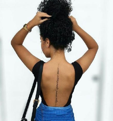 点击大图看下一张：一组女生美背脊柱纹身图案欣赏