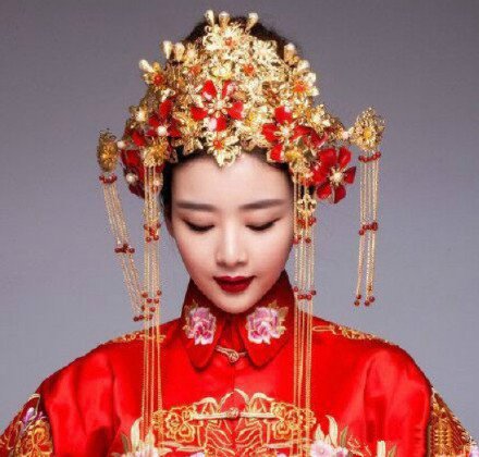 点击大图看下一张：中式传统婚礼新娘头饰