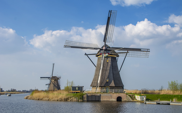 点击大图看下一张：荷兰风车建筑风景图片桌面壁纸