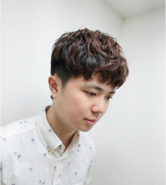 点击大图看下一张：日韩男士短发烫发发型图片