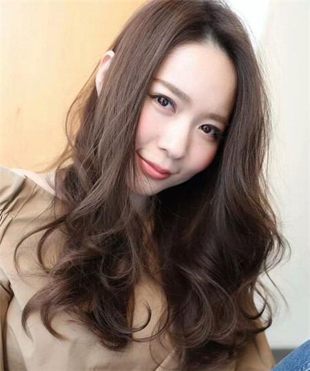 点击大图看下一张：一组日系女生漂烫发型图片