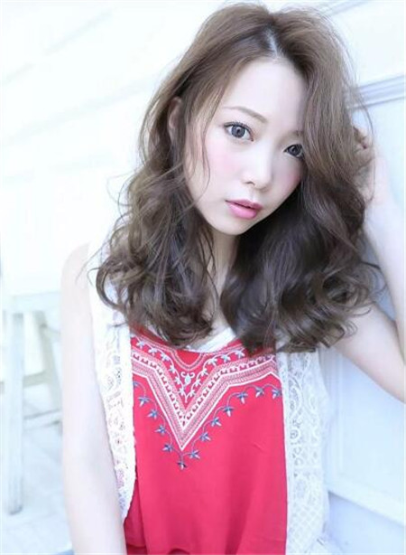 点击大图看下一张：一组日系女生漂烫发型图片