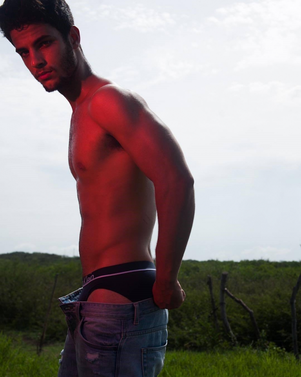 点击大图看下一张：欧美肌肉男模帅哥海边性感文艺内裤写真