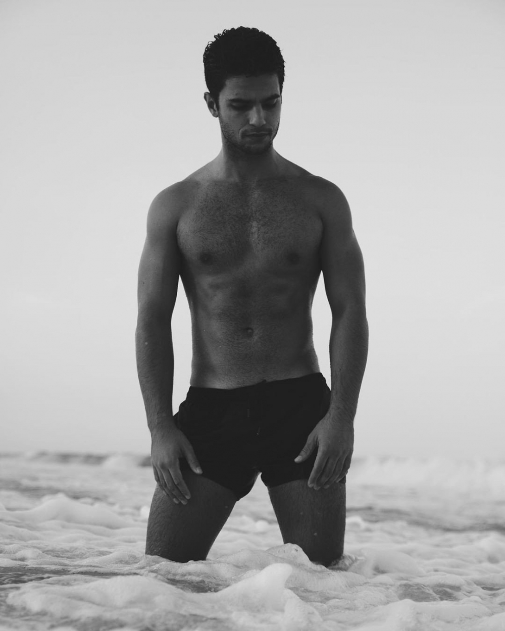 点击大图看下一张：欧美肌肉男模帅哥海边性感文艺内裤写真
