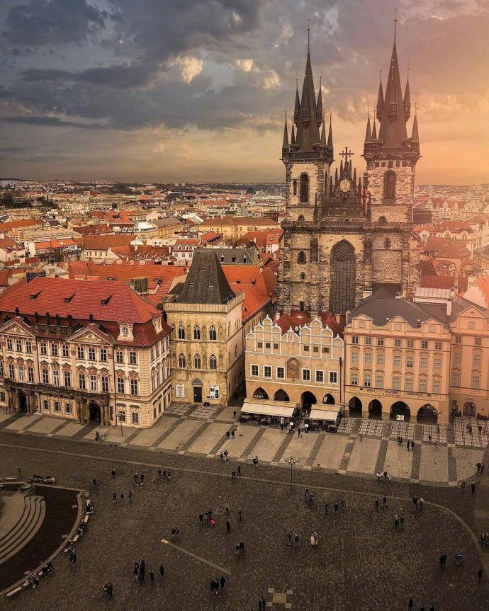 点击大图看下一张：布拉格黄昏的广场，绝佳的蜜月之地