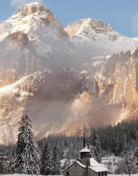 点击大图看下一张：著名的阿尔卑斯山图片