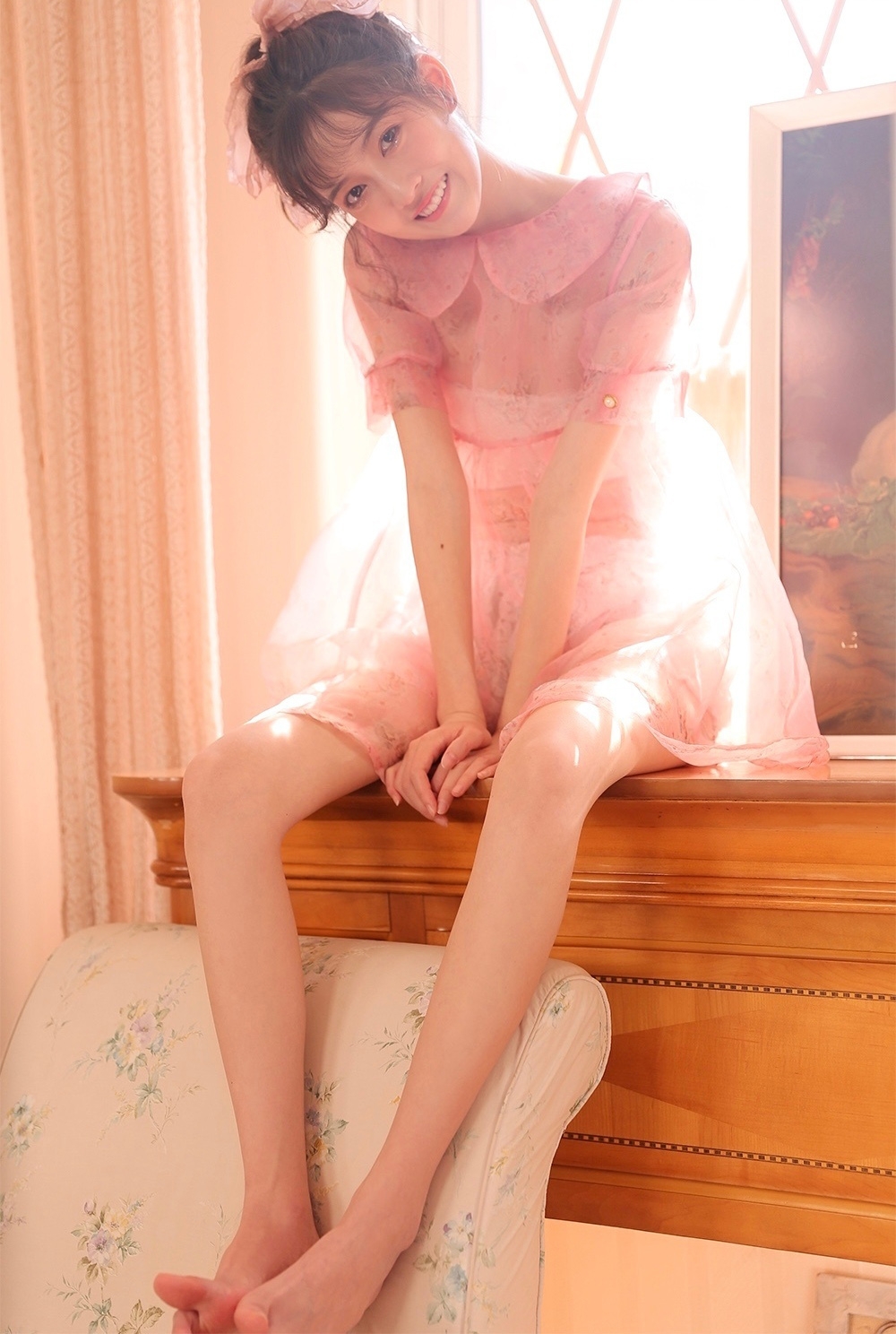 点击大图看下一张：粉嫩萝莉美女透视纱裙性感写真