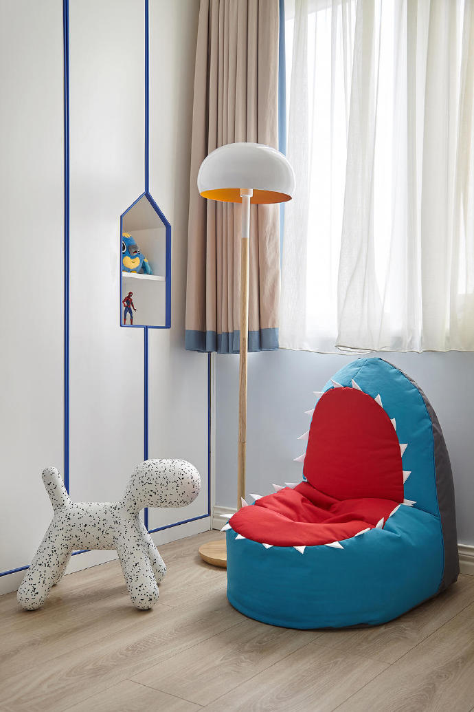 点击大图看下一张:160平美式轻奢风,软装配色彰显着低调的雅致感