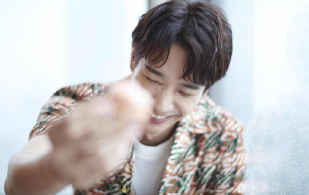 点击大图看下一张:刘以豪印花衬衫帅气写真图片