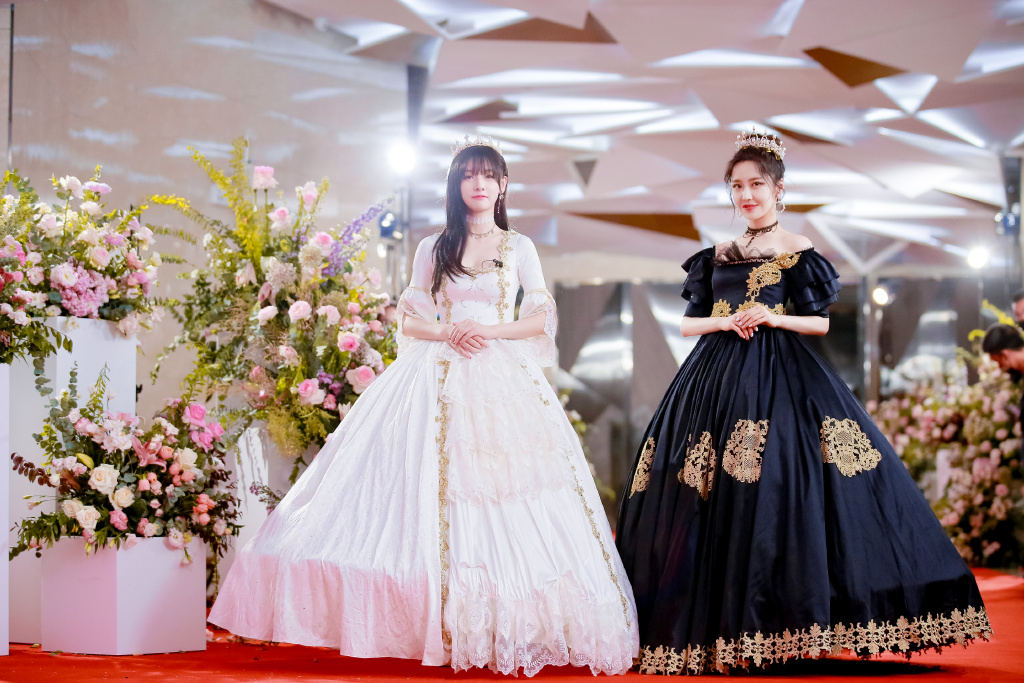 点击大图看下一张：王艺瑾公主裙优雅活动照图片