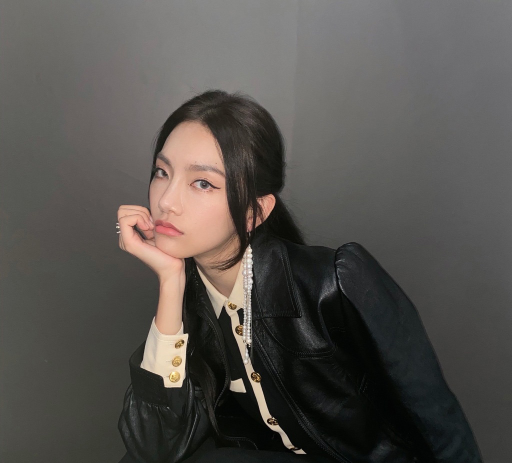 点击大图看下一张:曾可妮黑色皮衣酷美写真图片