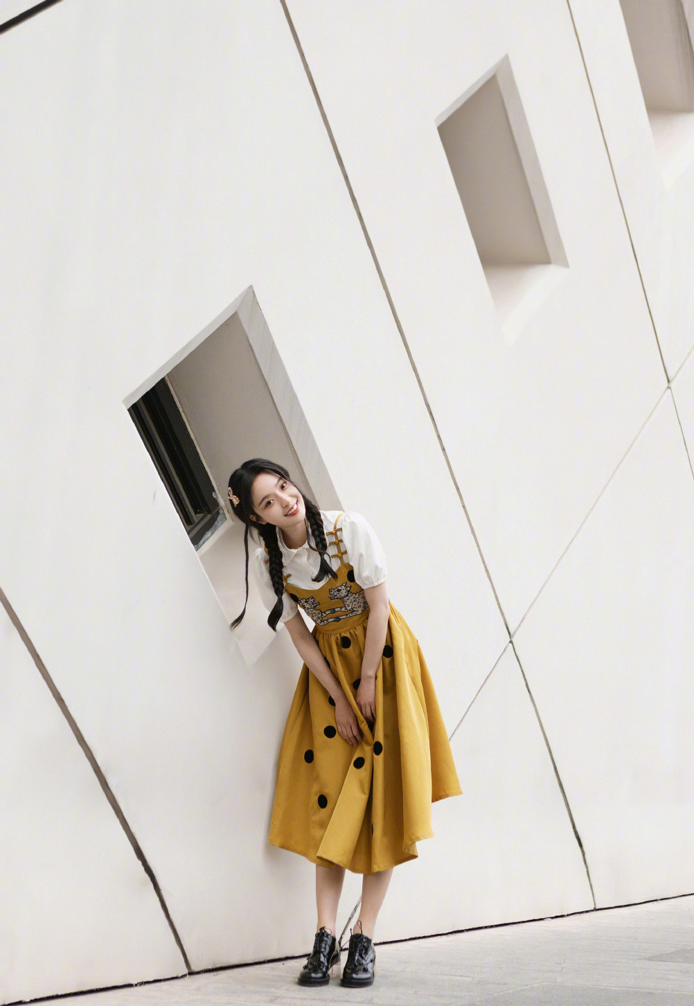 点击大图看下一张:李莎旻子吊带黄裙甜美写真图片