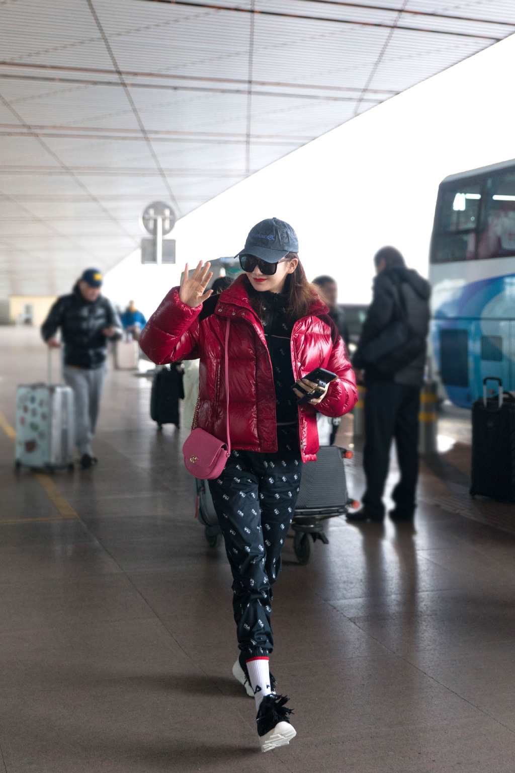 点击大图看下一张：戚薇时尚性感女神范机场图片