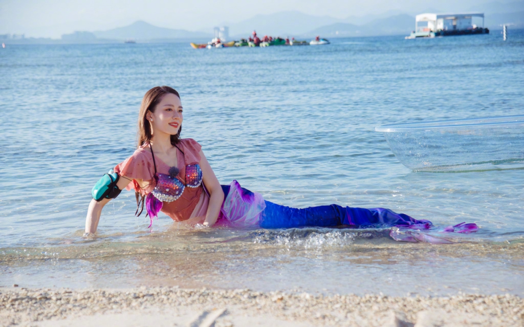 点击大图看下一张：吉娜美人鱼泳装造型写真图片